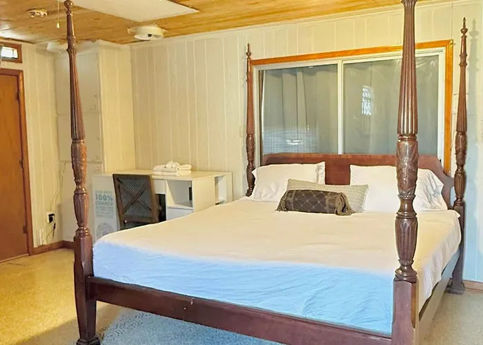 Family Home-free Parking Downtown & 3 Bedrooms *