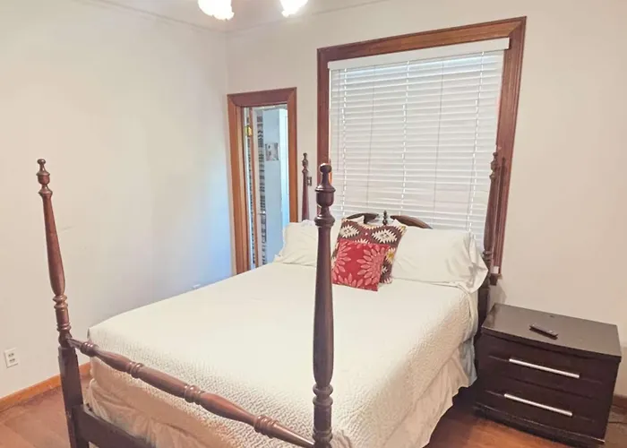 Family Home-free Parking Downtown & 3 Bedrooms *