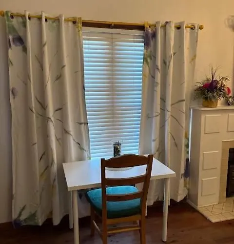 Family Home-free Parking Downtown & 3 Bedrooms